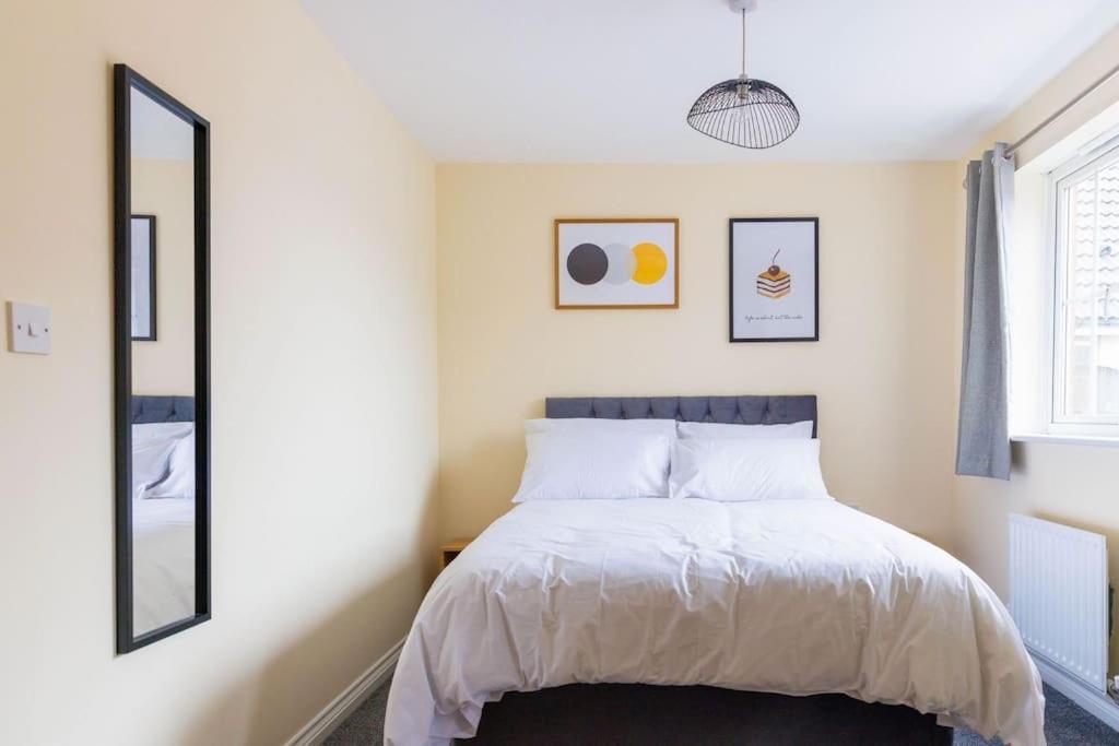 Stylish 3 Bedroom And Free Parking Thamesmead  Exterior photo