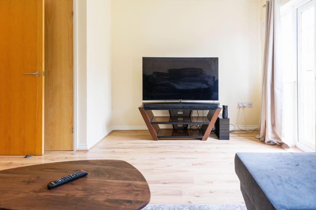 Stylish 3 Bedroom And Free Parking Thamesmead  Exterior photo